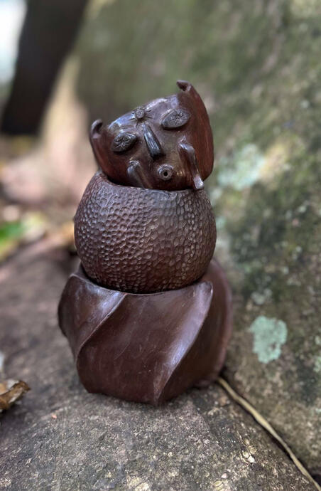 Macetas inspiradas y creadas con herramientas de la Naturaleza. Textura de la semilla de Huayruro presente. Ahumado a leña y curado con Cera de abeja Virgen