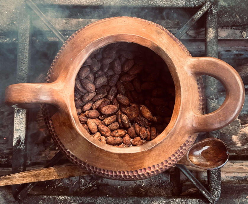 Creada de arcillas recolectadas en Iñapari, Peru. Moldeada a mano, quemada a leña, fuerte para fuego directo. inspirada en los queridos Huayruros, los cuales le dieron el toque a esta ollita, para cocinar con amor y protección.