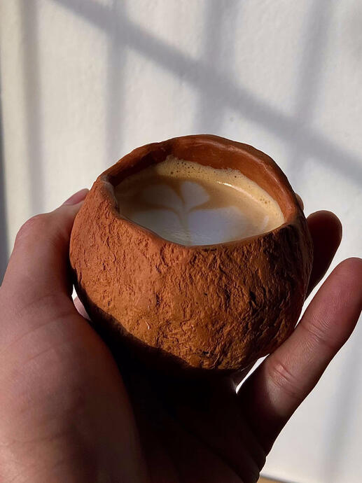 Flatwhite creada a mano de arcillas recolectadas a la orilla del Rio Acre, inspirada en las texturas del querido fruto de Madre De Dios, La Castaña.