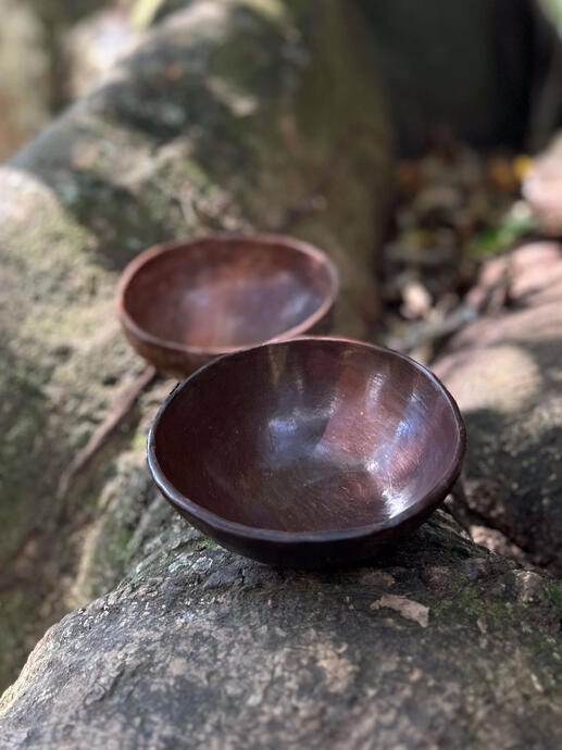 Arcillas de orillas del rio Tambopata, bruñida con piedras del rio, curada con cera de abeja virgen de Madre De Dios. En estos Bowls resaltan las tonalidades de las arcillas locales, mayormente rojizas gracias a la presencia de Oxido de Hierro. Rstros del