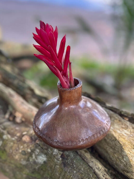 Creada desde arcillas blanquecinas de la Quebrada Chonta, decorada con espirales, texturas de un Caracol encontrado.